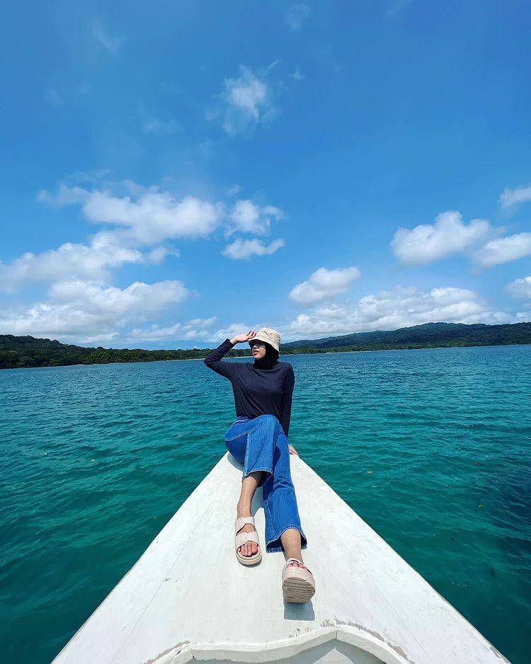 birunya laut menenangkan jiwa (instagram.com/nahdyadyani)
