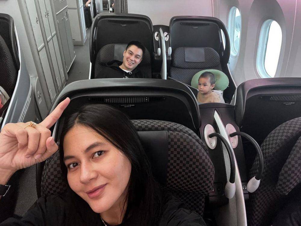 momen perdana Kiano terbang ke luar negeri (instagram.com/paula_verhoeven)