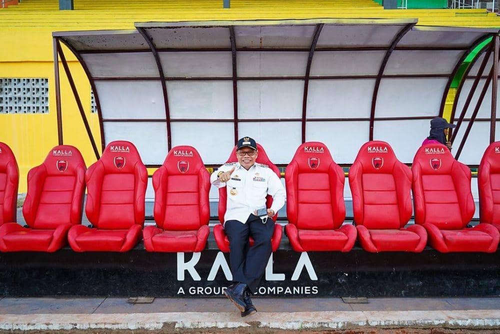 Wali Kota Parepare Taufan Pawe berpose di bangku cadangan PSM Makassar yang saat ini terpasang di Stadion Gelora BJ Habibie Parepare, Kamis 2 Juni 2022. (Dok. Humas Pemkot Parepare)