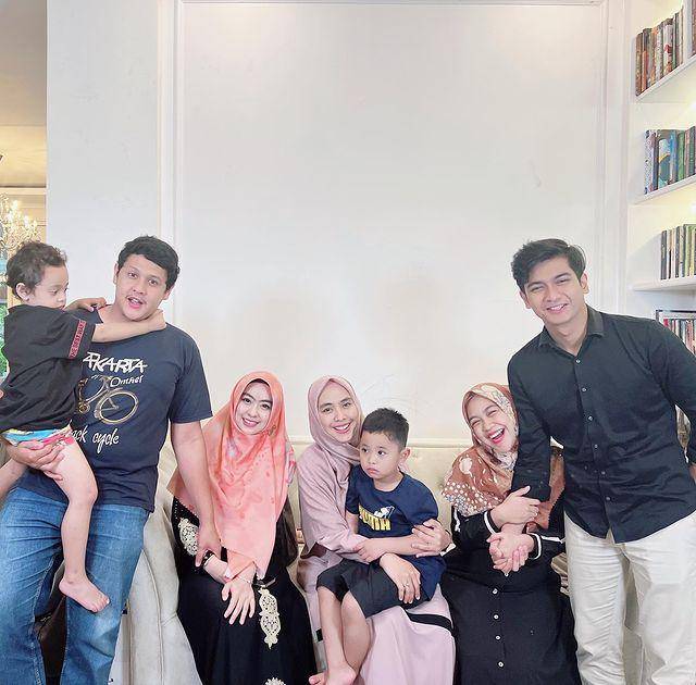 Ria Ricis bersama suami dan keluarga (instagram.com/okisetianadewi)
