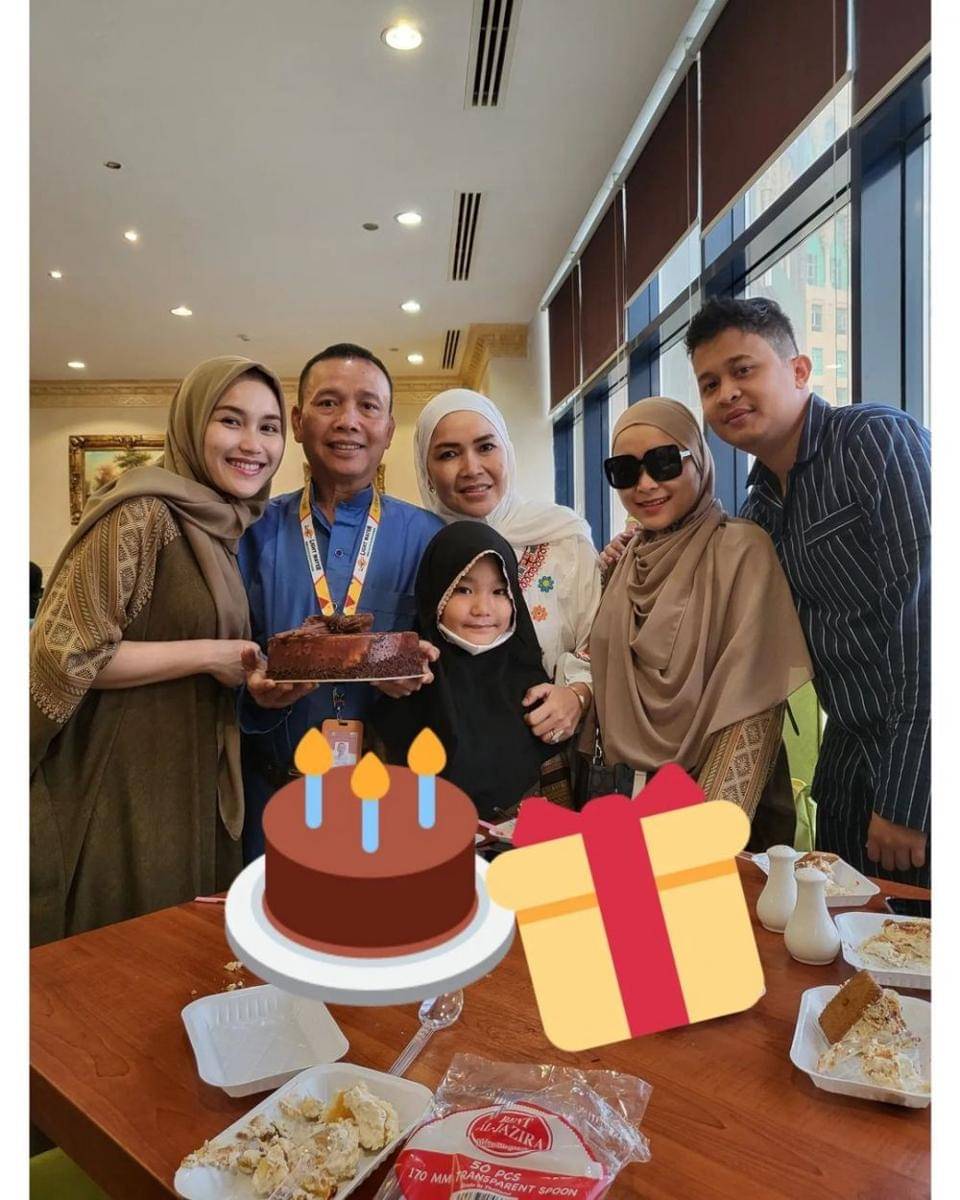 ultah ayah Ayu Ting Ting saat umrah (instagram.com/ayutingting92)