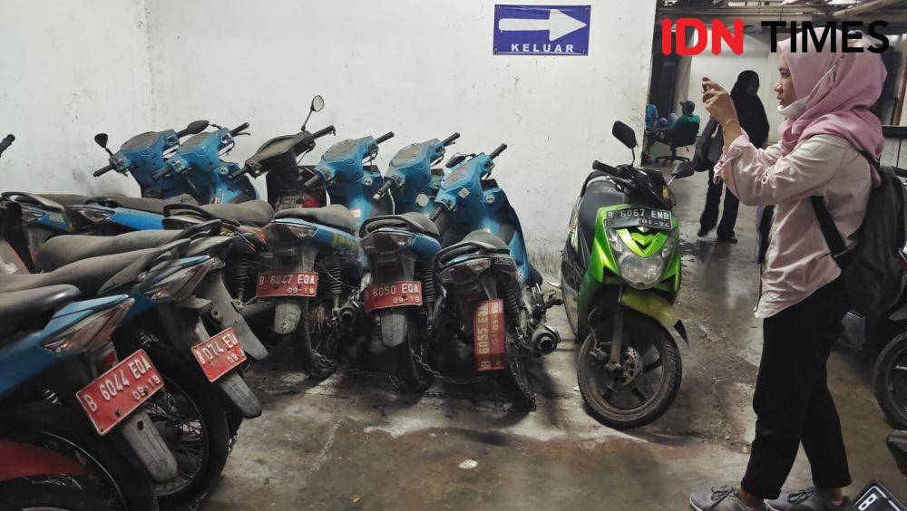 Sepeda motor operasional dinas Pemkot Depok yang mengalami kerusakan dan terbengkalai di gedung Dibaleka II Balai Kota Depok. (IDNTimes/Dicky)