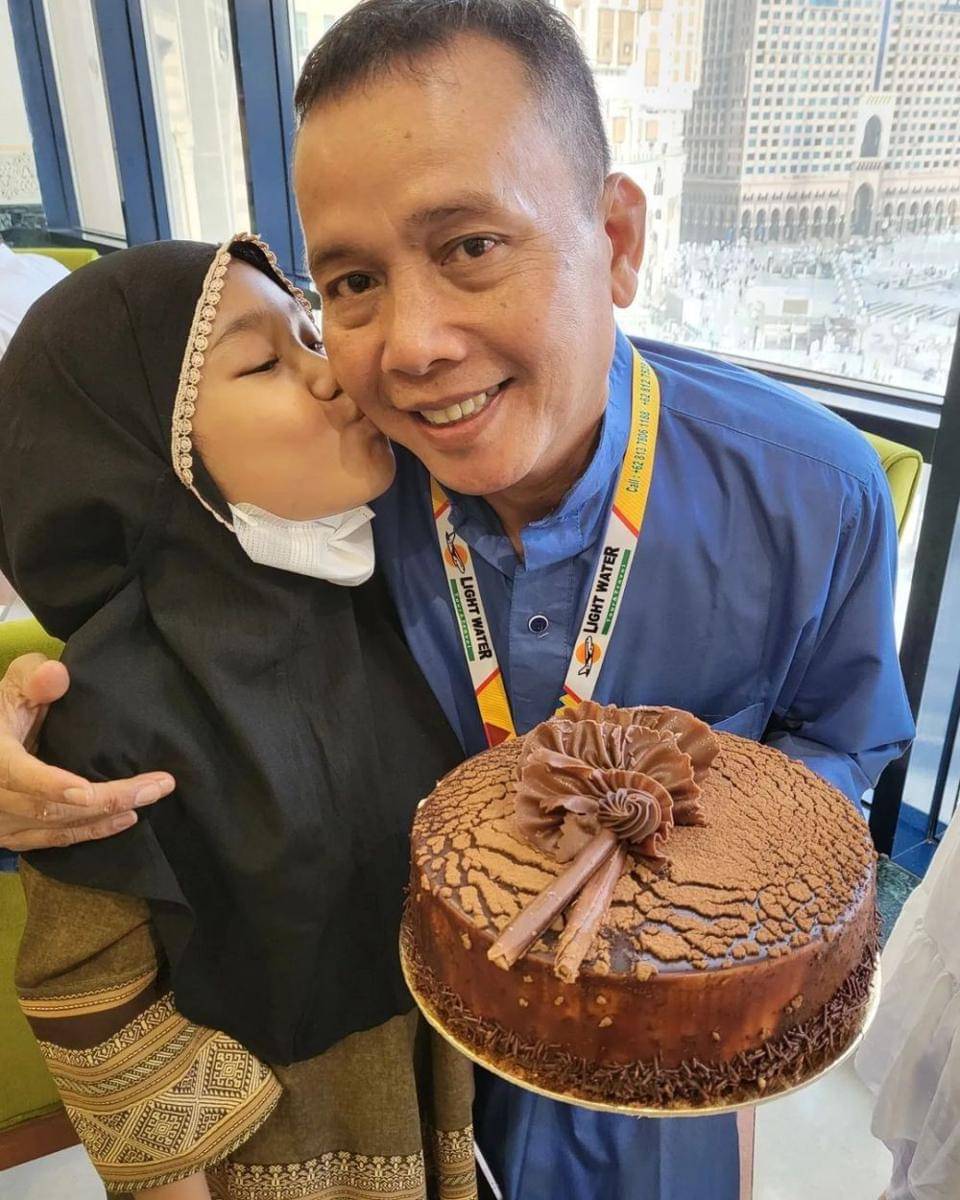 ultah ayah Ayu Ting Ting saat umrah (instagram.com/ayutingting92)
