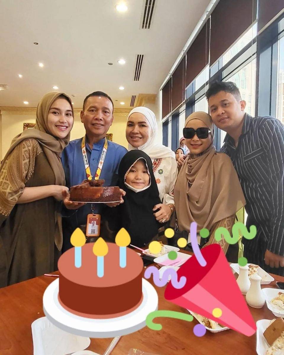 ultah ayah Ayu Ting Ting saat umrah (instagram.com/ayutingting92)