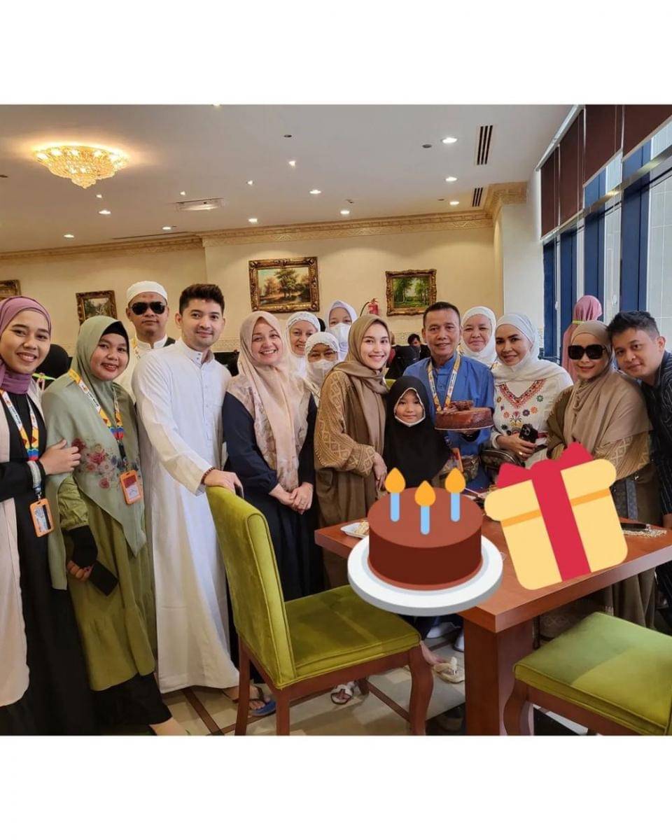 ultah ayah Ayu Ting Ting saat umrah (instagram.com/ayutingting92)