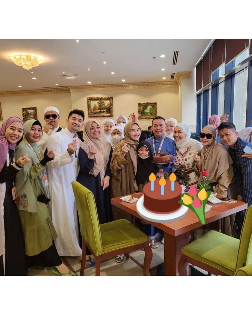 ultah ayah Ayu Ting Ting saat umrah (instagram.com/ayutingting92)