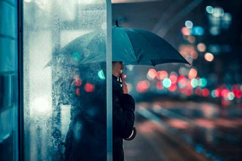 ilustrasi orang di halte bus (pexels.com/Adam Borkowski)