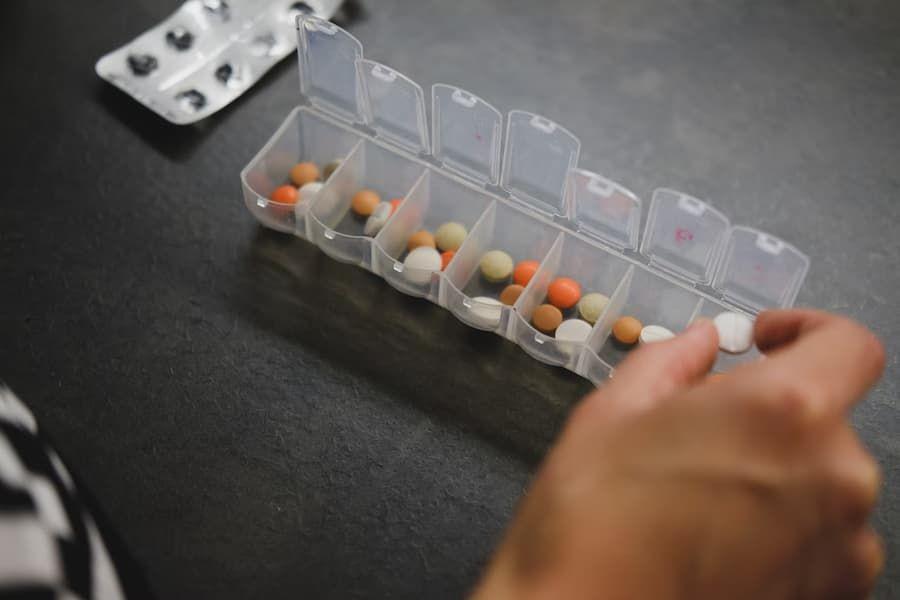 Amitriptyline: Manfaat, Peringatan, Interaksi, Dosis, dan Efek Samping