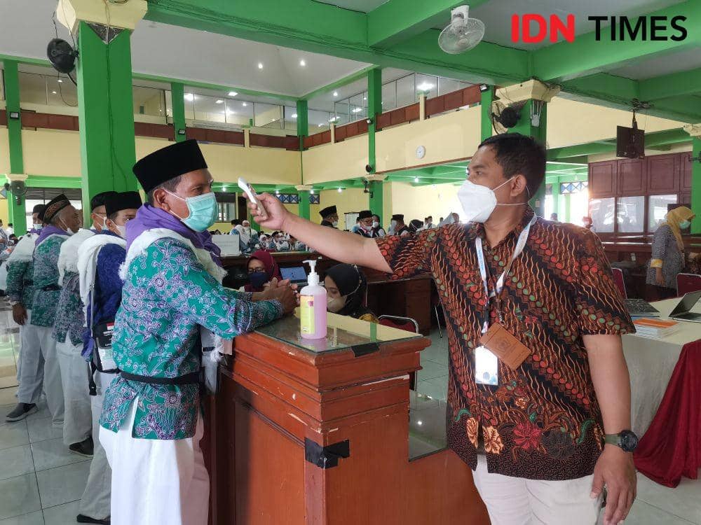 Calon Jemaah Haji lakukan pengecekan kesehatan di Asrama Haji Donohudan. (IDN Times/Larasati Rey)