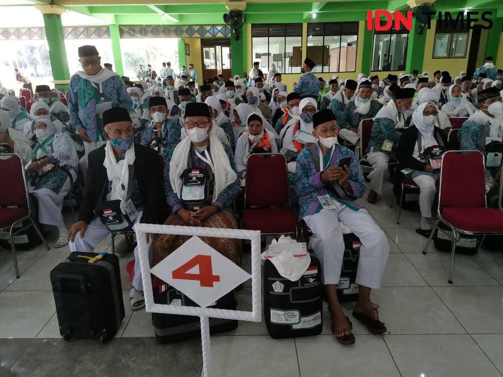 Calon Jemaah Haji kloter pertama tiba di Asrama Haji Donohudan. (IDN Times/Larasati Rey)