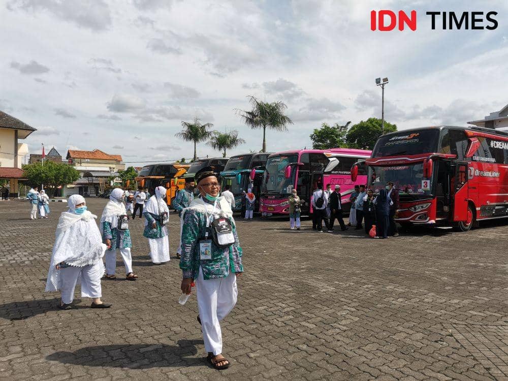 Calon Jemaah Haji kloter pertama tiba di Asrama Haji Donohudan. (IDN Times/Larasati Rey)