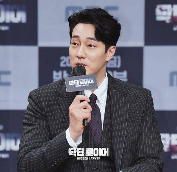 So Ji Sub di press conference Doctor Lawyer (instagram.com/mbcdrama_now)