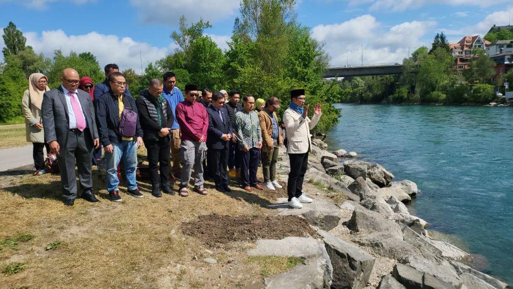 Ihklaskan Emmeril, Ridwan Kamil Salat Gaib di Tepi Sungai Aare