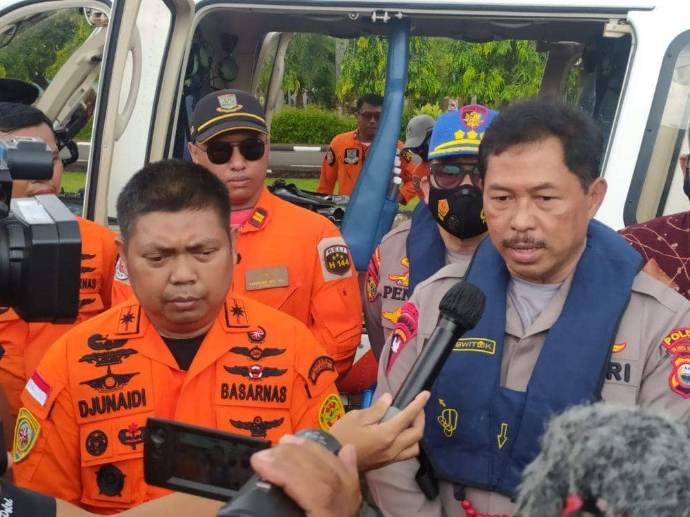 Kapolda Sulsel Irjen Pol Nana Sudjana bersama Kepala Basarnas Sulsel, Djunaidi saat wawancara terkait pencarian korban KM Ladang Pertiwi 2, Jumat (3/6/2022). Istimewa