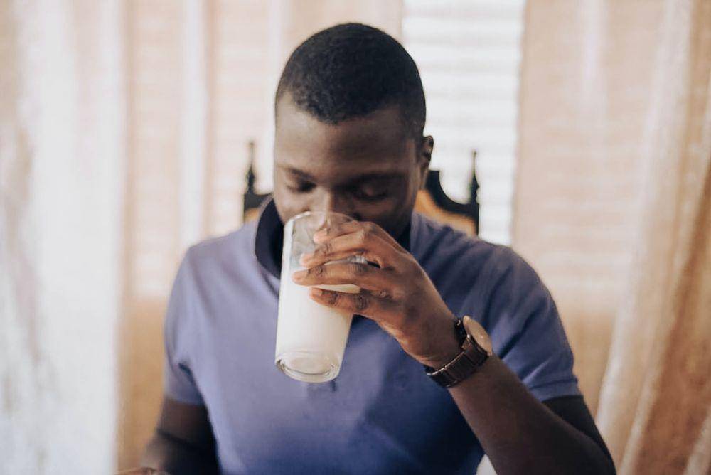 ilustrasi minuman yang baik untuk asam lambung (unsplash.com/Joice Kelly)