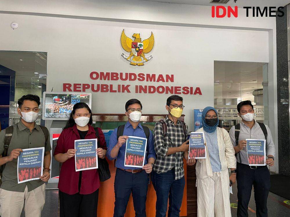 Korban Tindak Kekerasan (KontraS), Indonesia Corruption Watch (ICW), dan Perkumpulan untuk Pemilu dan Demokrasi (Perludem) melaporkan Menteri Dalam Negeri Tito Karnavian ke Ombudsman RI, Jumat (3/6/2022). (IDN Times/ Syifa Putri Naomi)