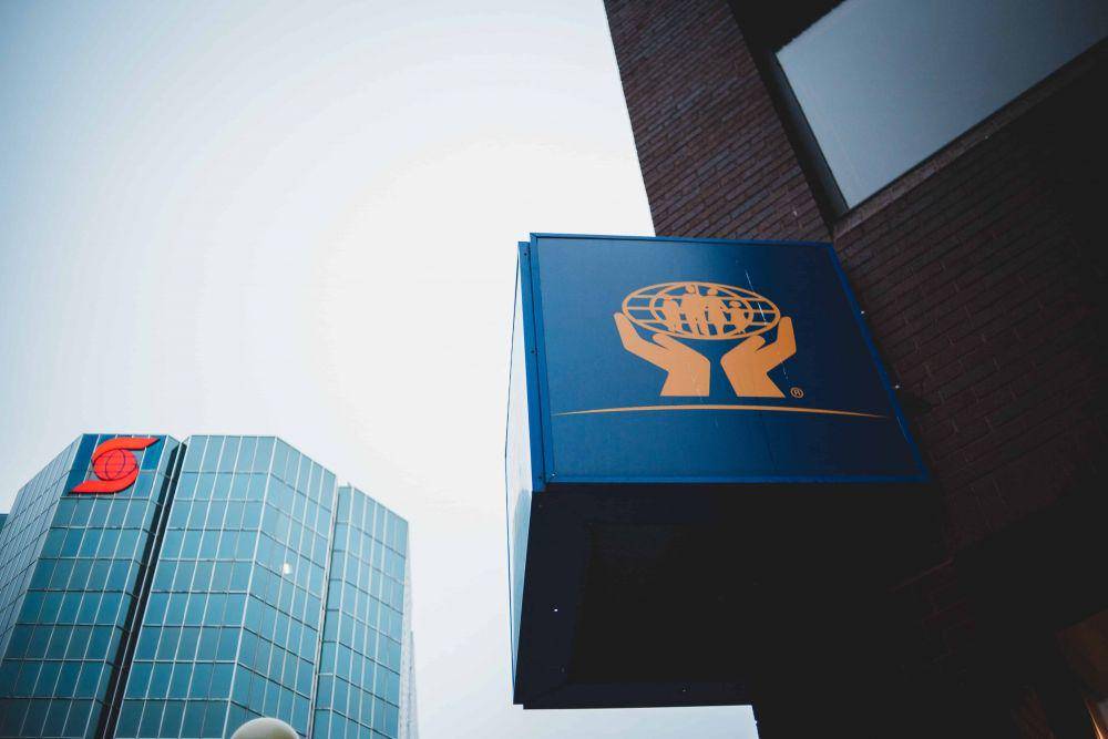 ilustrasi logo berwarna biru (pexels.com/@introspectivedsgn)