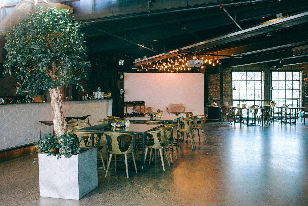 ilustrasi interior bergaya natural pada restoran (pexels.com/Maria Orlova)