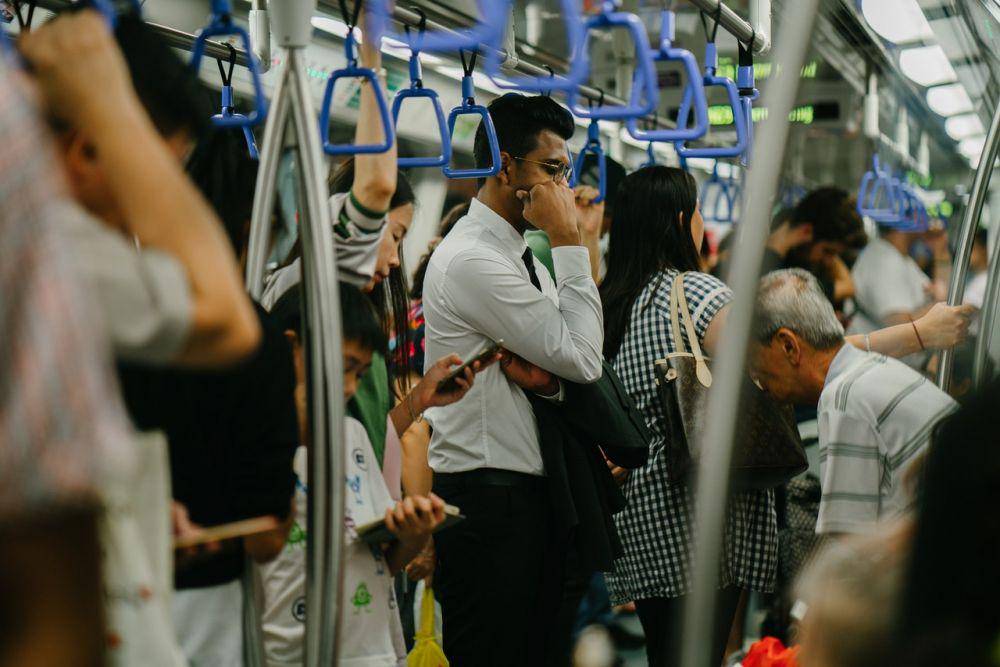 Ilustrasi berdiri di dalam kereta (pexels.com/mentatdgt)