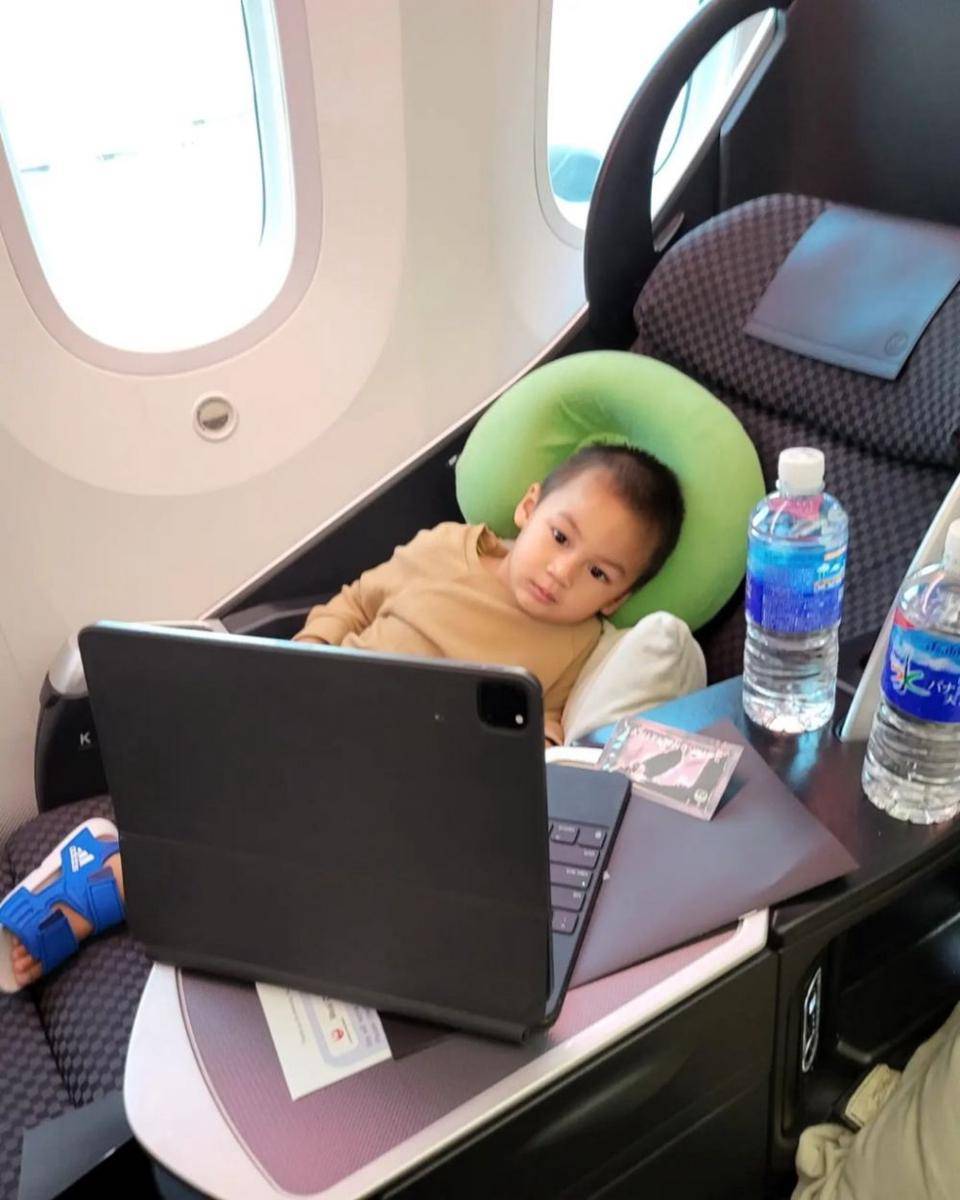 momen perdana Kiano terbang ke luar negeri (instagram.com/baimwong)