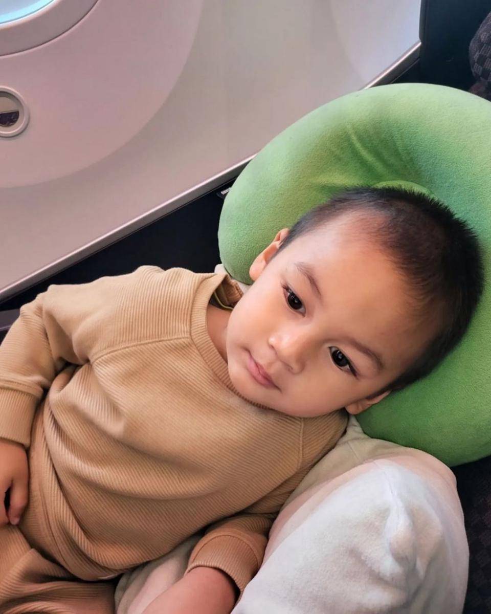 momen perdana Kiano terbang ke luar negeri (instagram.com/baimwong)
