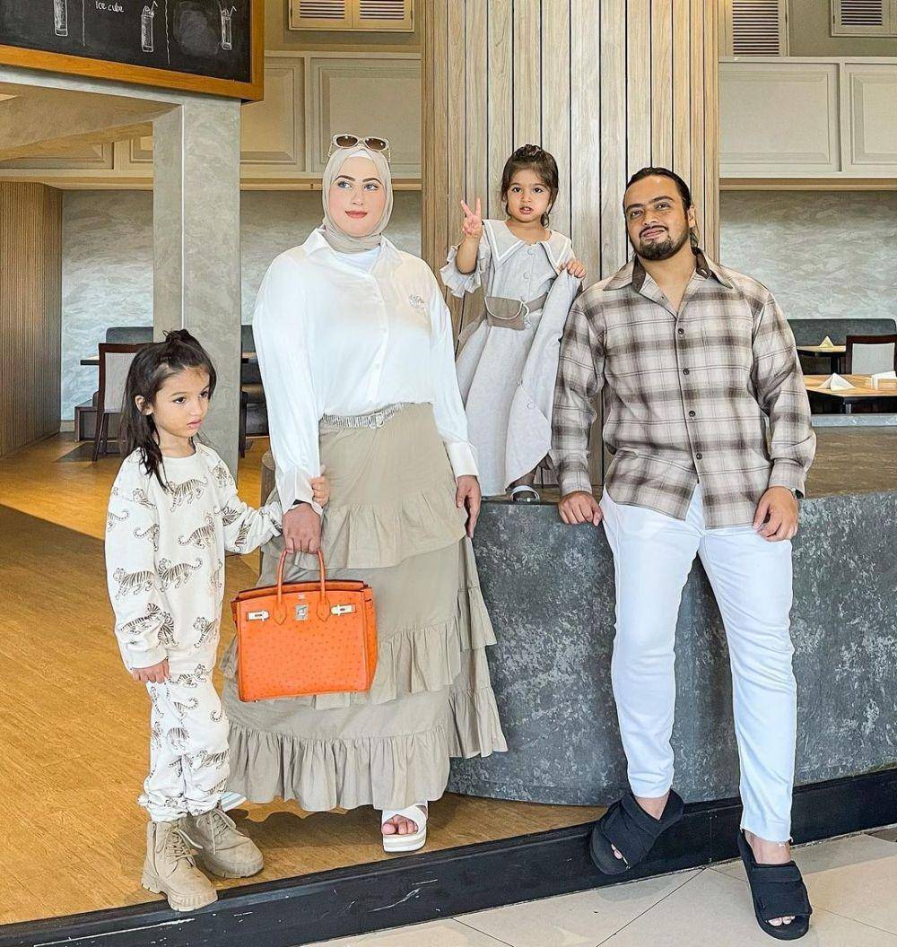 OOTD Couple ala Tasyi Athasyia dan Suami (instagram.com/tasyiiathasyia)