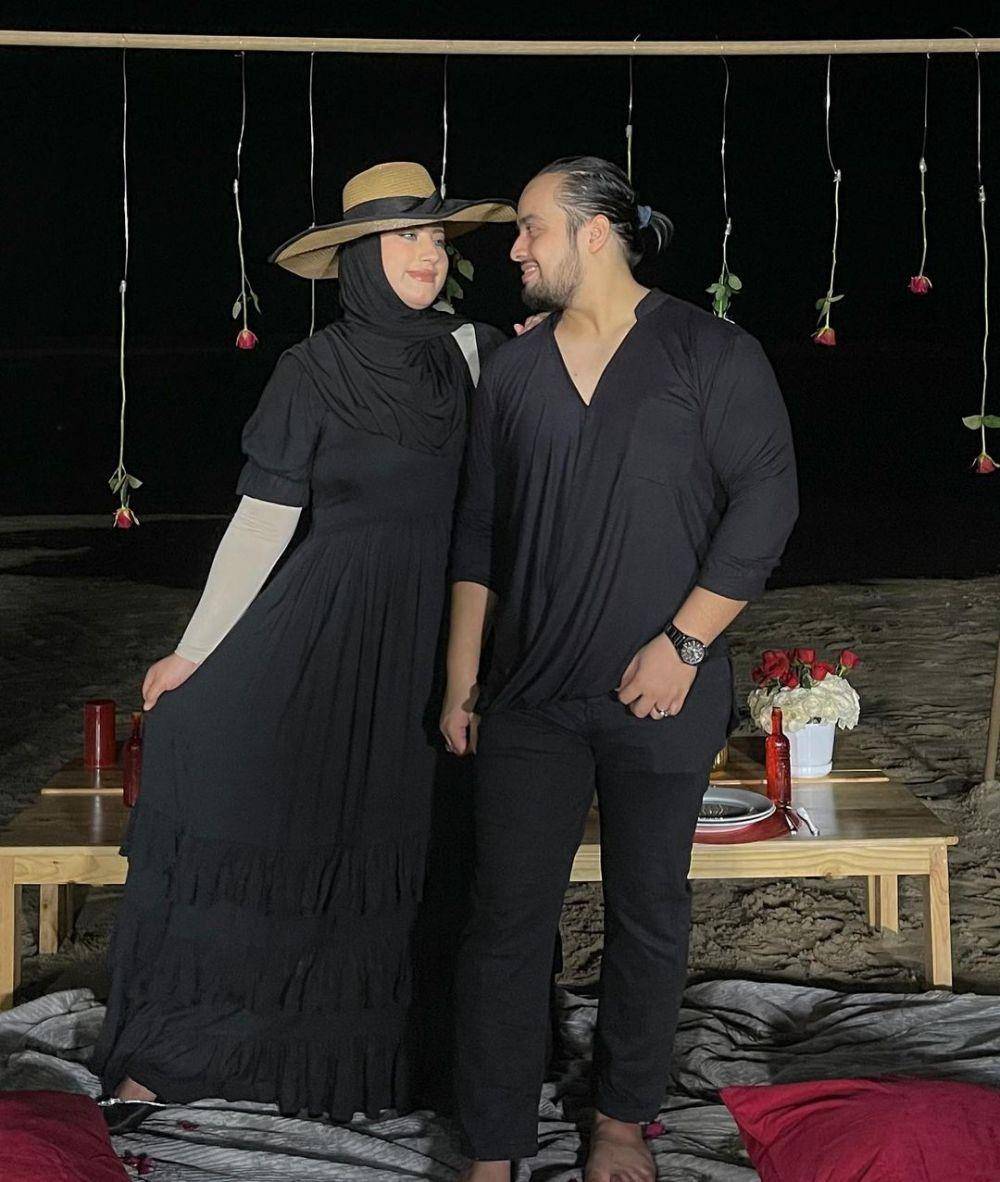 OOTD Couple ala Tasyi Athasyia dan Suami (instagram.com/tasyiiathasyia)