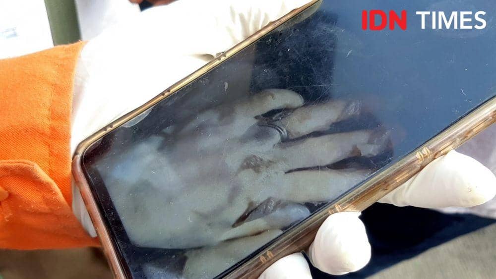 Tangkapan layar foto korban tenggelam KM Ladang Pertiwi 2 yang dievakuasi Basarnas Sulsel ke Makassar, Jumat (3/6/2022). Dahrul Amri/IDN Times Sulsel