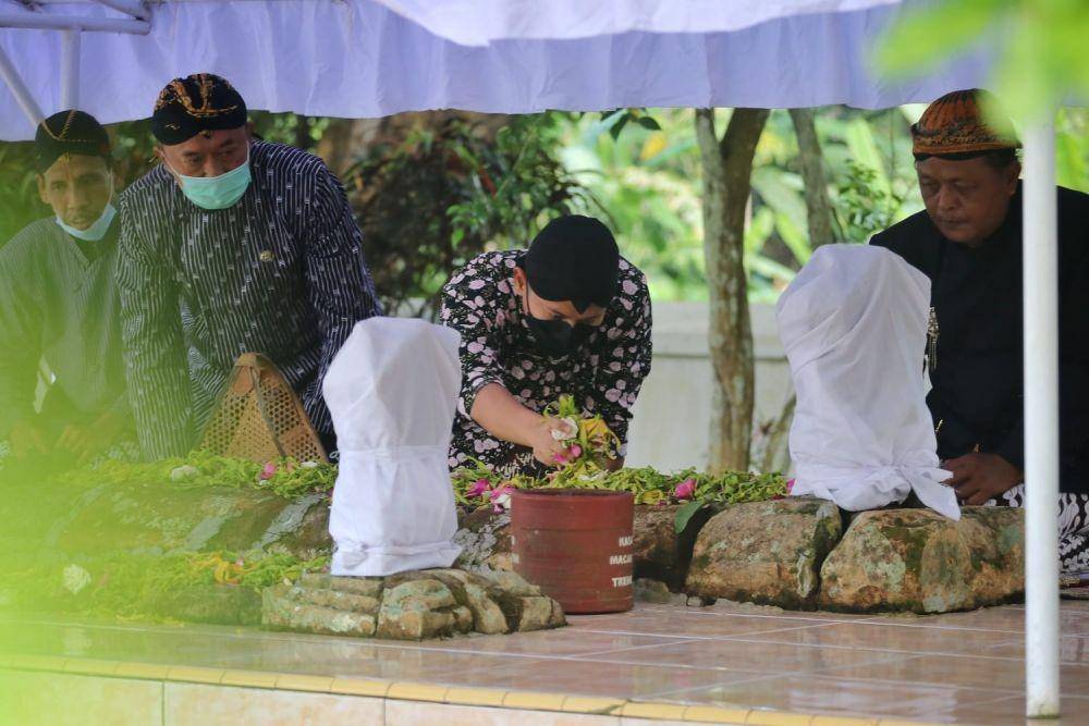 Bupati Trenggalek, Mochamad Nur Arifin saat mengikuti prosesi nyadran Dam Bagong. IDN Times/ dok Humas Pemkab Trenggalek