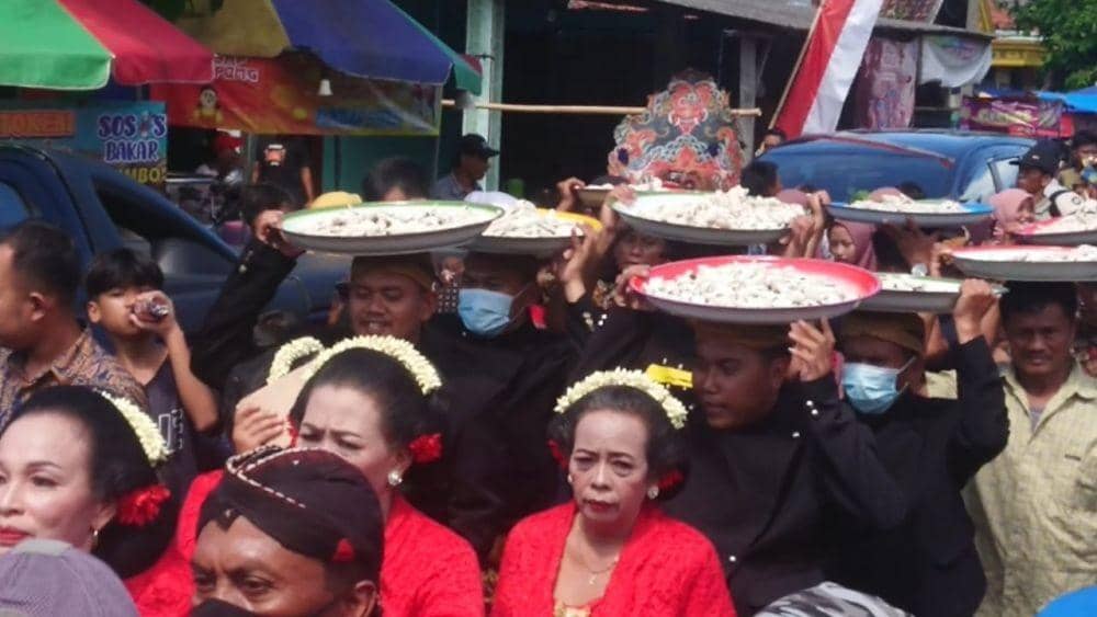 Nelayan mengarak harip-harip keliling pantai IDN Times/ Bramanta Pamungkas