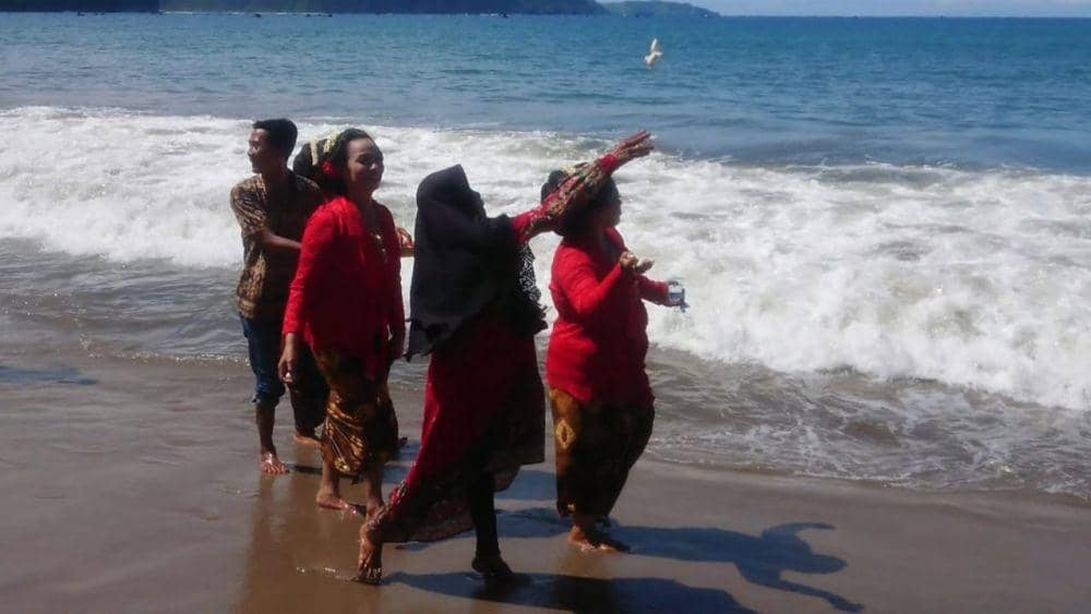 Nelayan melempar harip-harip ke laut. IDN Times/ Bramanta Pamungkas