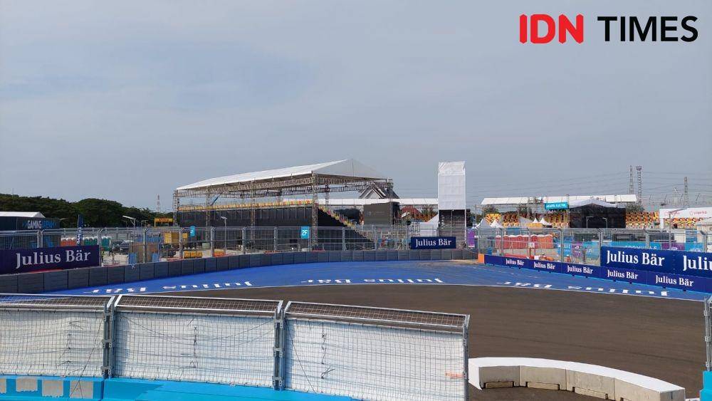 Gubernur DKI Jakarta, Anies Baswedan dan Ketua Pelaksana Formula E Ahmad Sahroni meninjau langsung lokasi sirkuit Formul E, Ancol Jakarta Utara, Jumat (3/6/2022).