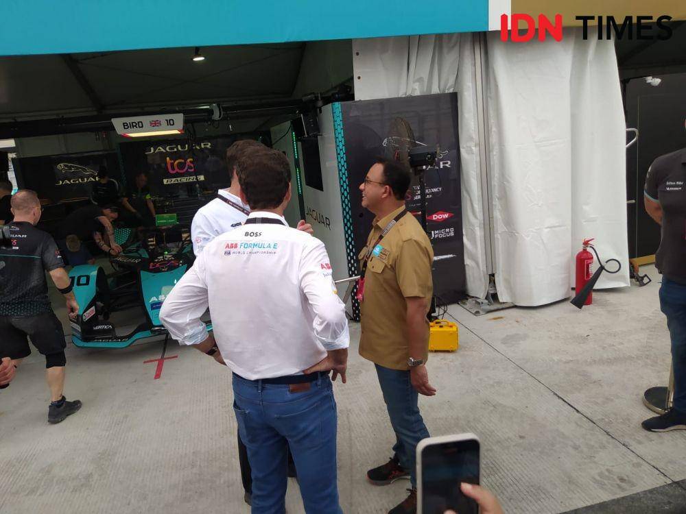 Co-Founder Formula E Alberto Longo dengan Anies Baswedan. (IDN Times/Tata Firza)