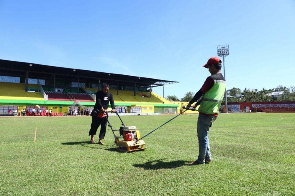 Suasana proses pembenahan Stadion Gelora BJ Habibie Parepare, Kamis 2 Juni 2022. (Dok. MO PSM Makassar)