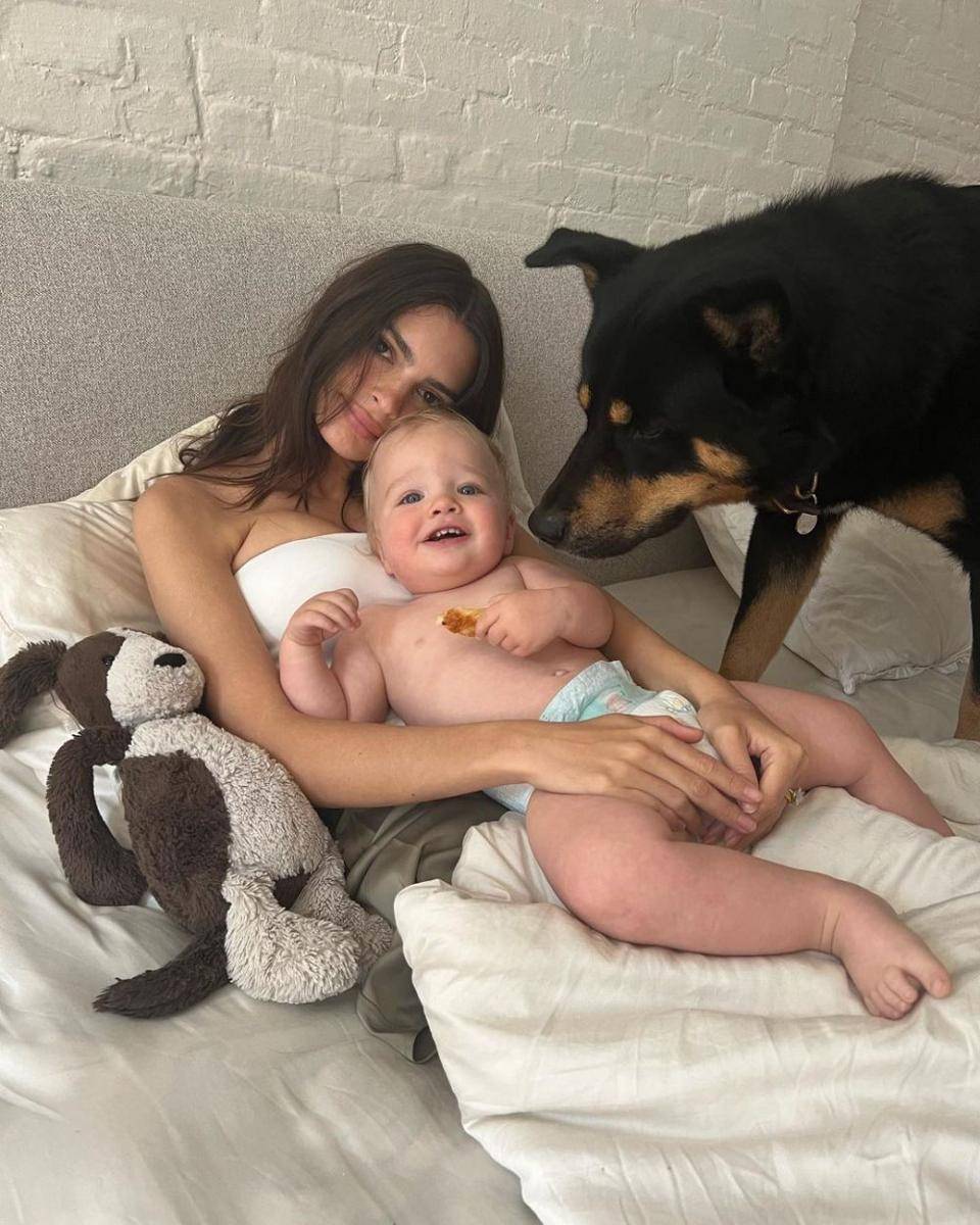 potret Emily Ratajkowski dan buah hati (instagram.com/emrata)