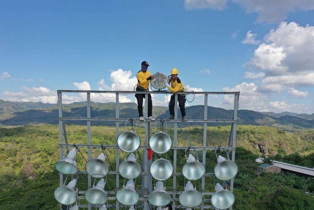 Pemasangan lampu tambahan di Stadion Gelora BJ Habibie Parepare, Kamis 2 Juni 2022. (Dok. Humas Pemkot Parepare)