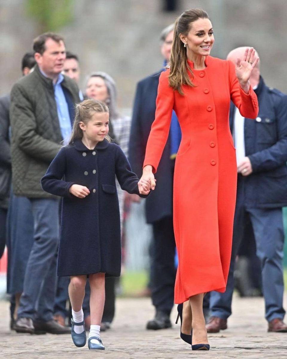 potret Princess Charlotte dan Catherine Middleton di Cardiff, Wales, Juni 2022 (instagram.com/royaladdicted_new)
