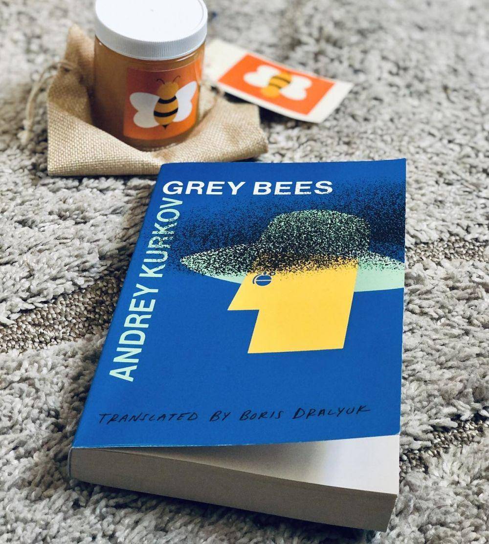 novel Grey Bees (instagram.com/beanfield.books)