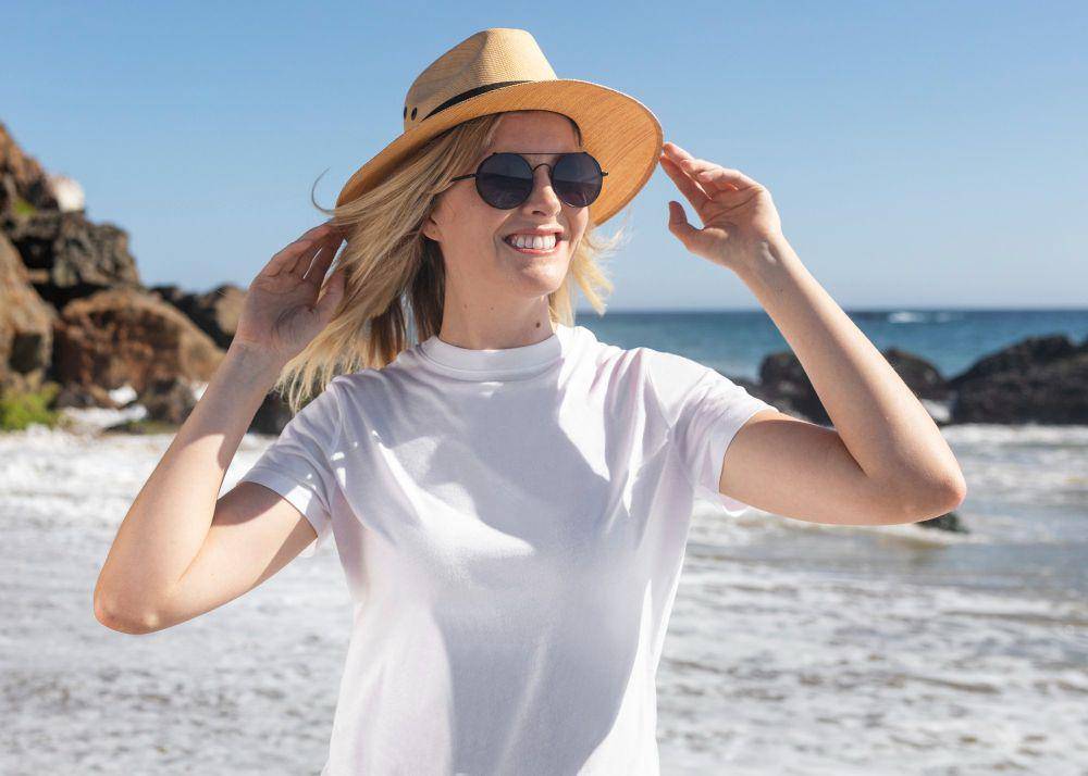 ilustrasi wanita di pantai pada siang hari (freepik.com/rawpixel.com)