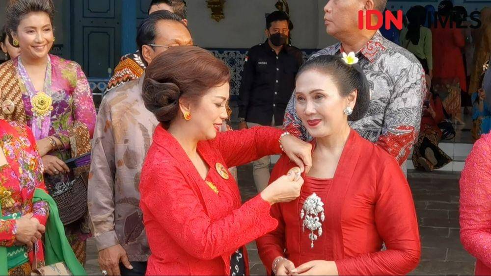 Pemasangan pin sebagai simbol dukungan pengukuhan Hari Kebaya Nusantara di Solo. (IDN Times/Larasati Rey)