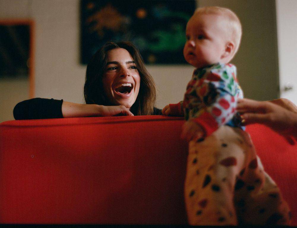 potret Emily Ratajkowski dan buah hati (Interview Magazine/Daniel Arnold)