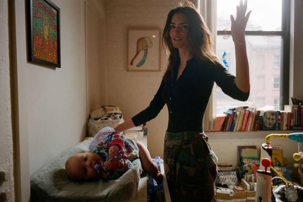 potret Emily Ratajkowski dan buah hati (Interview Magazine/Daniel Arnold)