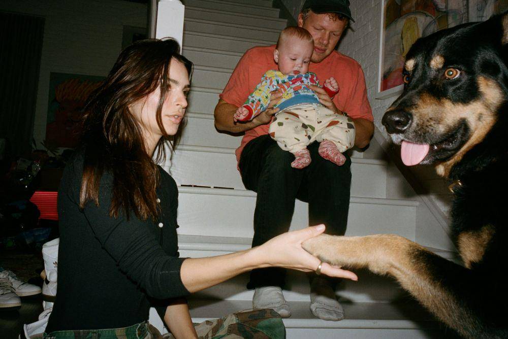potret Emily Ratajkowski dan keluarga (Interview Magazine/Daniel Arnold)