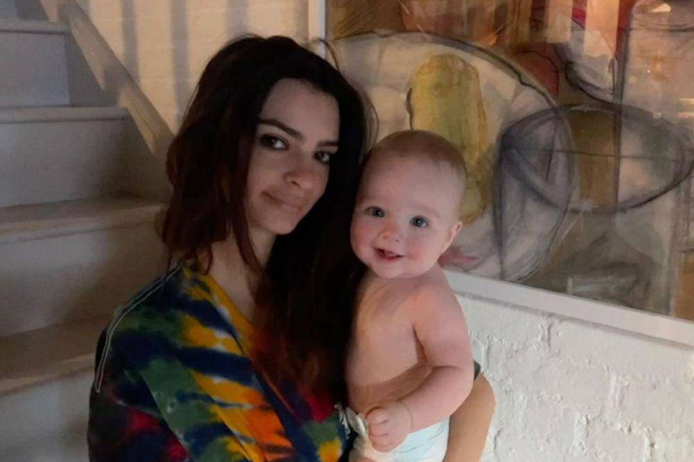 potret Emily Ratajkowski dan buah hati (instagram.com/emrata)