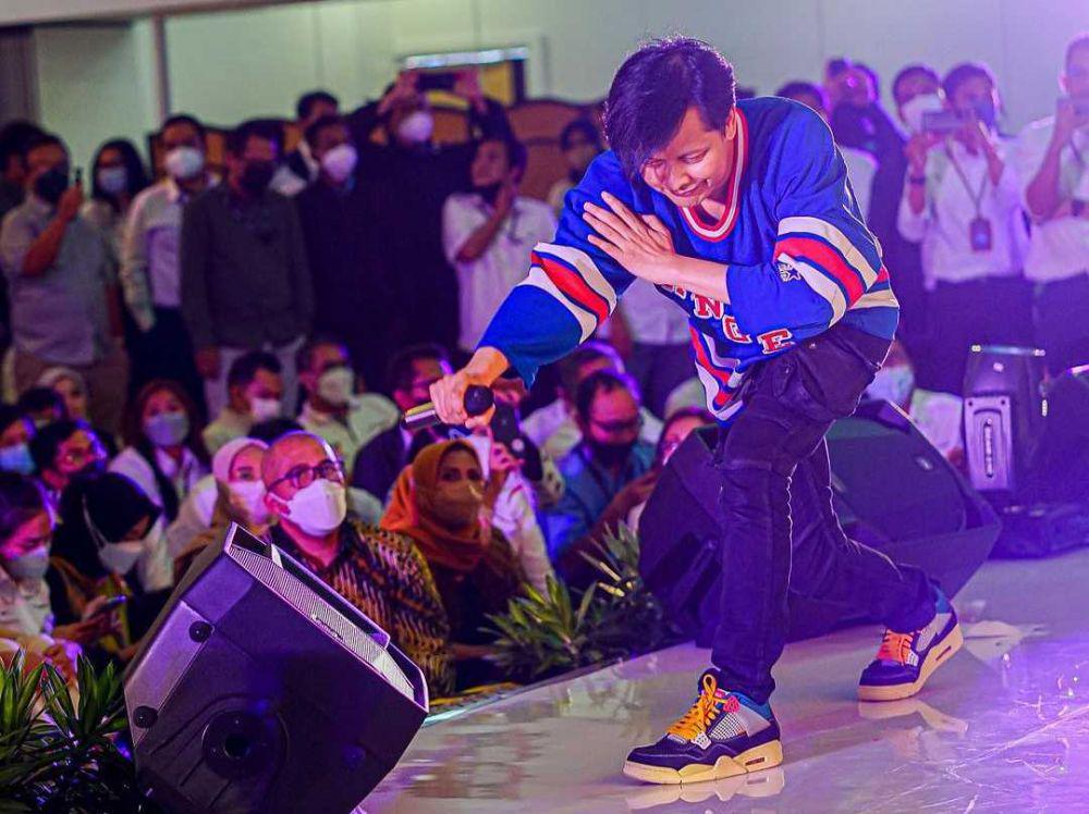 10 Gaya Unik Armand Maulana saat Tampil di Atas Panggung, Bersemangat!