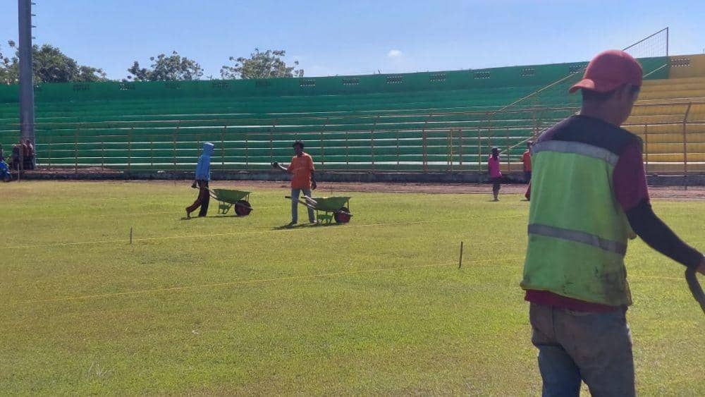 Suasana proses pembenahan Stadion Gelora BJ Habibie Parepare, Kamis 2 Juni 2022. (Dok. MO PSM Makassar)