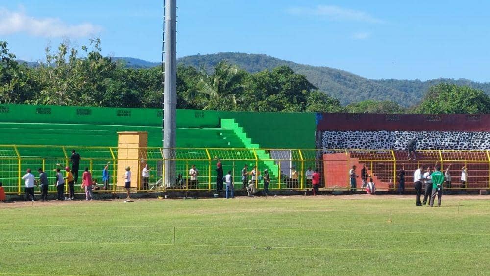 Suasana proses pembenahan Stadion Gelora BJ Habibie Parepare, Kamis 2 Juni 2022. (Dok. MO PSM Makassar)