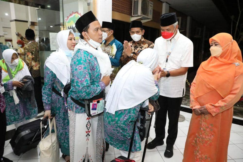 Seorang calhaj perempuan saat bersalaman dengan Gubernur Jateng Ganjar Pranowo di Asrama Haji Donohudan. (Dok Humas Pemprov Jateng)