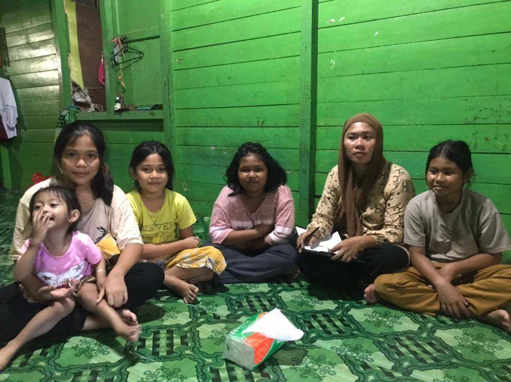 Musdalifah bersama adik-adiknya saat relawan datang memberikan bantuan (istimewa)
