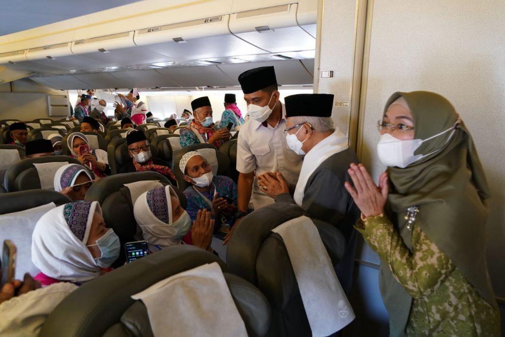 Wakil Presiden Ma'ruf Amin melepas satu kloter calon jemaah haji dari embarkasi Surabaya pada Sabtu, 4 Juni 2022. (www.wapres.go.id)